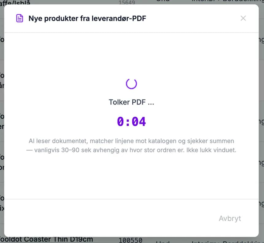 Atlas tolker en leverandør-PDF: en teller viser fire sekunder, med teksten om at AI leser dokumentet, matcher linjene mot katalogen og sjekker summen.