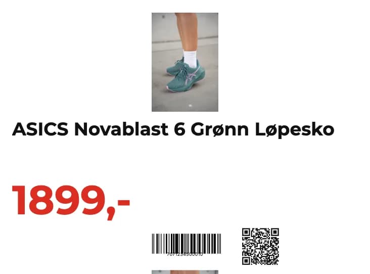 Nærbilde av ett hylleskilt: produktbilde, navn, prisen 1899 kroner, og en strekkode ved siden av en QR-kode.